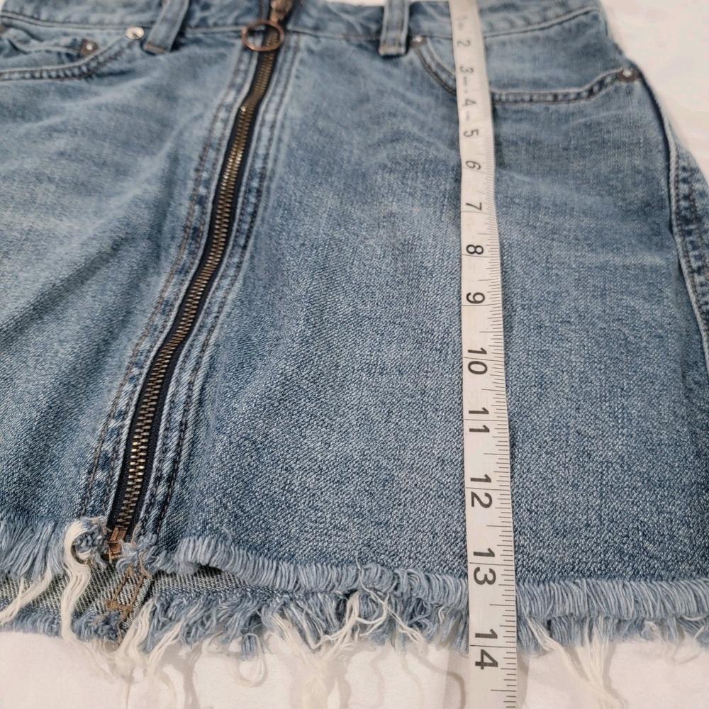Y2k We The Free Womens Mini Denim Jean Skirt Size 25 Zip Front Fringe Hem Preppy - Picture 4 of 6